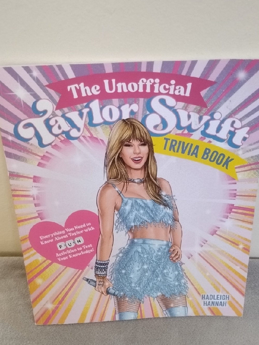D- NWT Taylor Swift Trivia Book - The Unofficial